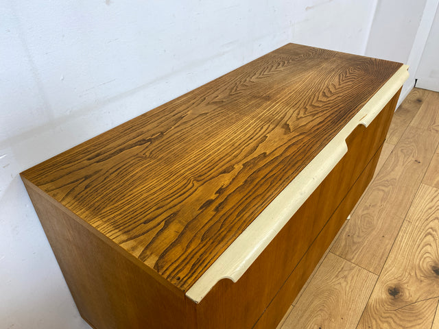 Stilvolles helles Mid-Century Sideboard aus 1966 in Esche mit verschließbarem Gitter für Bettdecken I Wäschekommode Kommode Wäschetruhe TV Lowboard Board 60er Vintage I