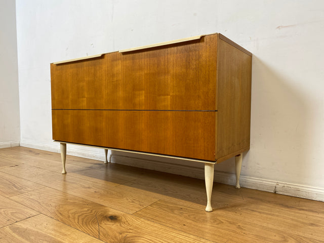 Stilvolles helles Mid-Century Sideboard aus 1966 in Esche mit verschließbarem Gitter für Bettdecken I Wäschekommode Kommode Wäschetruhe TV Lowboard Board 60er Vintage I