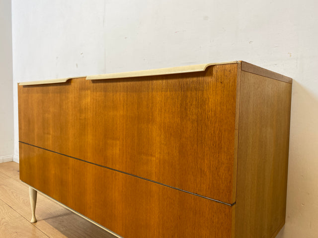 Stilvolles helles Mid-Century Sideboard aus 1966 in Esche mit verschließbarem Gitter für Bettdecken I Wäschekommode Kommode Wäschetruhe TV Lowboard Board 60er Vintage I