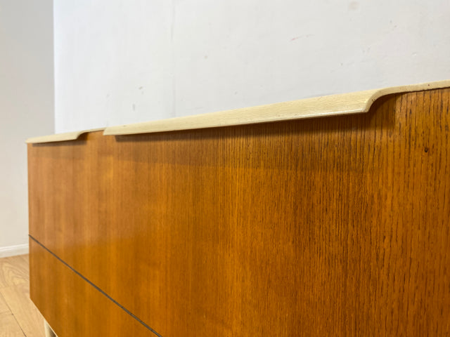 Stilvolles helles Mid-Century Sideboard aus 1966 in Esche mit verschließbarem Gitter für Bettdecken I Wäschekommode Kommode Wäschetruhe TV Lowboard Board 60er Vintage I