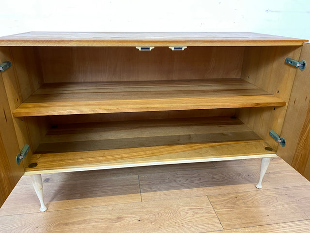 Stilvolles helles Mid-Century Sideboard aus 1966 in Esche mit formschönen weißen Holzgriffen I Kommode Wäschekommode Schrank Anrichte TV Lowboard Board 60er Retro Vintage I