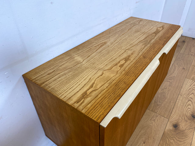 Stilvolles helles Mid-Century Sideboard aus 1966 in Esche mit formschönen weißen Holzgriffen I Kommode Wäschekommode Schrank Anrichte TV Lowboard Board 60er Retro Vintage I