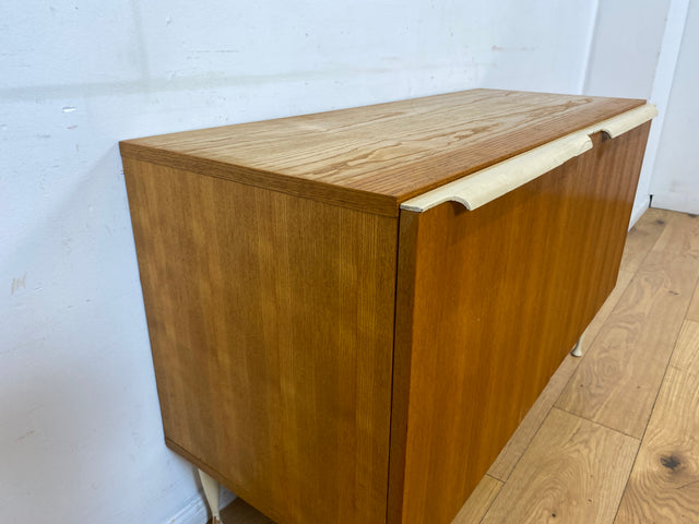Stilvolles helles Mid-Century Sideboard aus 1966 in Esche mit formschönen weißen Holzgriffen I Kommode Wäschekommode Schrank Anrichte TV Lowboard Board 60er Retro Vintage I