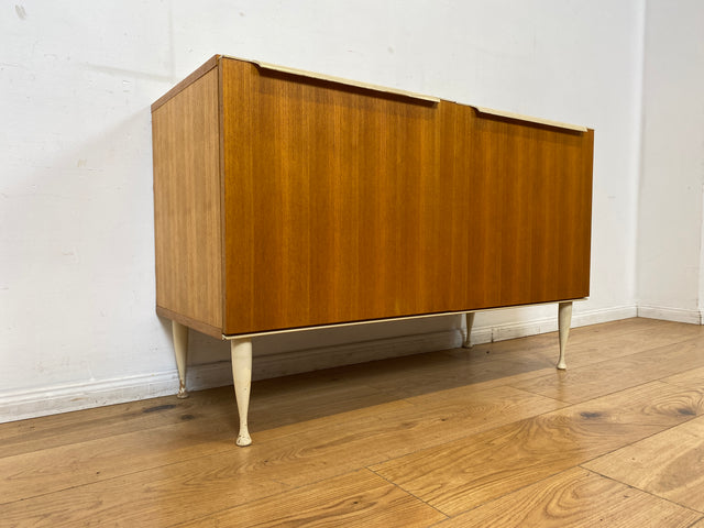 Stilvolles helles Mid-Century Sideboard aus 1966 in Esche mit formschönen weißen Holzgriffen I Kommode Wäschekommode Schrank Anrichte TV Lowboard Board 60er Retro Vintage I