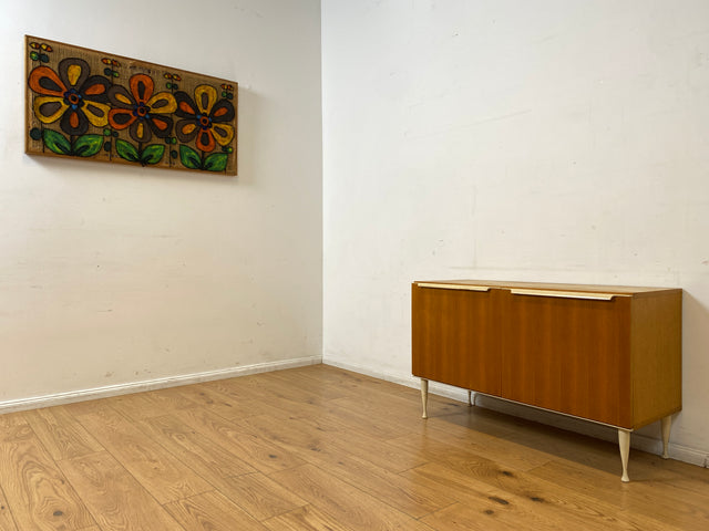 Stilvolles helles Mid-Century Sideboard aus 1966 in Esche mit formschönen weißen Holzgriffen I Kommode Wäschekommode Schrank Anrichte TV Lowboard Board 60er Retro Vintage I