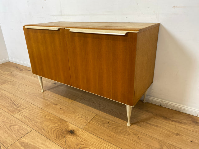 Stilvolles helles Mid-Century Sideboard aus 1966 in Esche mit formschönen weißen Holzgriffen I Kommode Wäschekommode Schrank Anrichte TV Lowboard Board 60er Retro Vintage I