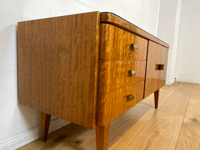 Formschönes und gut erhaltenes Mid-Century Sideboard mit großem Fach und Schubladen