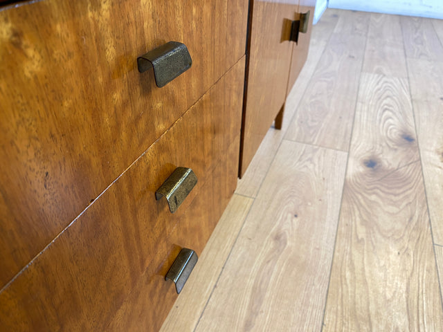 Formschönes und gut erhaltenes Mid-Century Sideboard mit großem Fach und Schubladen