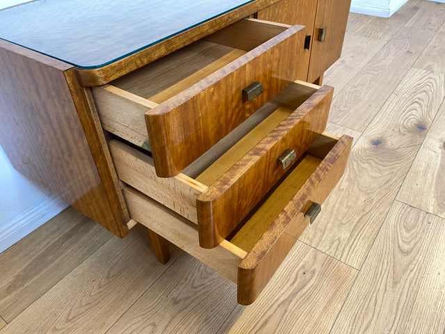 Formschönes und gut erhaltenes Mid-Century Sideboard mit großem Fach und Schubladen
