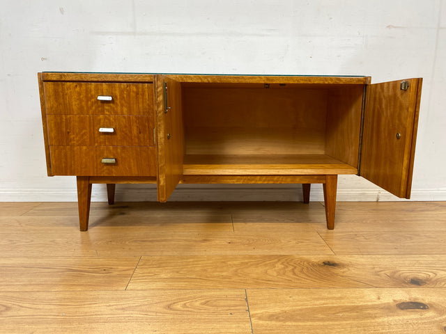 Formschönes und gut erhaltenes Mid-Century Sideboard mit großem Fach und Schubladen