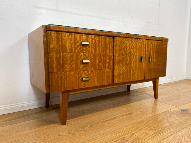 Formschönes und gut erhaltenes Mid-Century Sideboard mit großem Fach und Schubladen