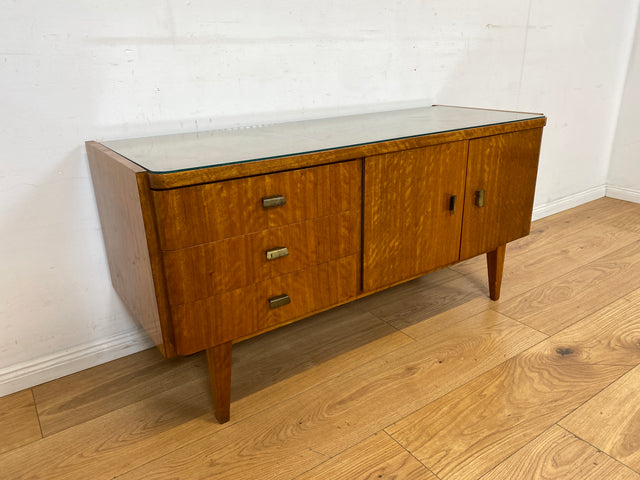 Formschönes und gut erhaltenes Mid-Century Sideboard mit großem Fach und Schubladen