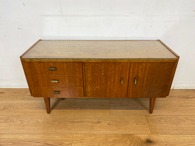 Formschönes und gut erhaltenes Mid-Century Sideboard mit großem Fach und Schubladen