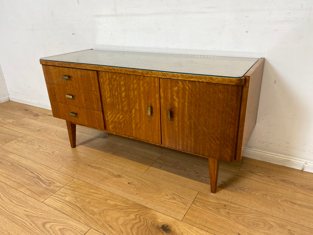 Formschönes und gut erhaltenes Mid-Century Sideboard mit großem Fach und Schubladen