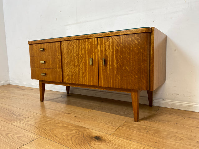 Formschönes und gut erhaltenes Mid-Century Sideboard mit großem Fach und Schubladen