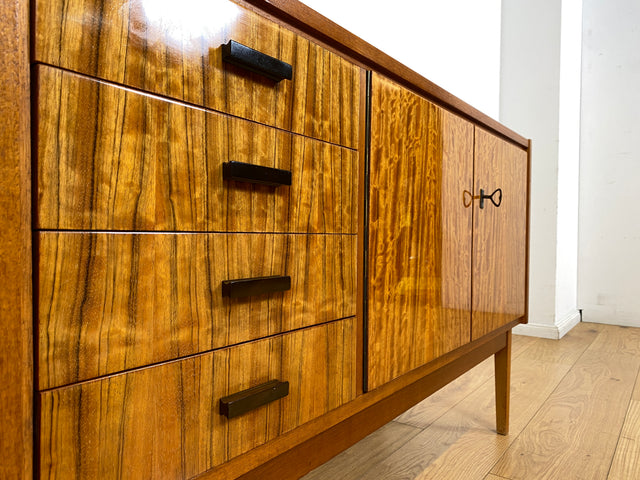 WMK I Stilvolles und sehr gut erhaltenes Mid-Century Sideboard mit Schubladen und Originalgriffen