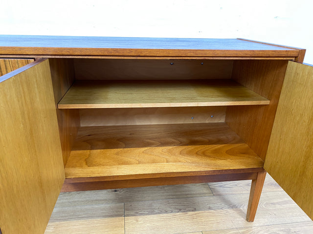 WMK I Stilvolles und sehr gut erhaltenes Mid-Century Sideboard mit Schubladen und Originalgriffen