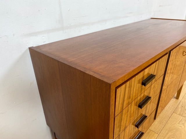 WMK I Stilvolles und sehr gut erhaltenes Mid-Century Sideboard mit Schubladen und Originalgriffen