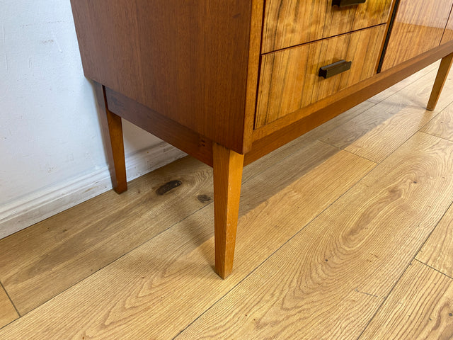 WMK I Stilvolles und sehr gut erhaltenes Mid-Century Sideboard mit Schubladen und Originalgriffen