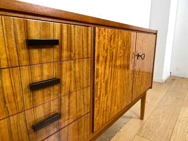 WMK I Stilvolles und sehr gut erhaltenes Mid-Century Sideboard mit Schubladen und Originalgriffen