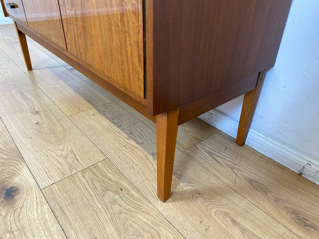 WMK I Stilvolles und sehr gut erhaltenes Mid-Century Sideboard mit Schubladen und Originalgriffen