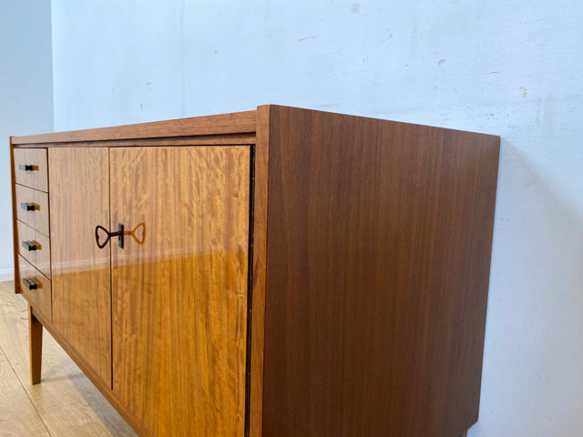WMK I Stilvolles und sehr gut erhaltenes Mid-Century Sideboard mit Schubladen und Originalgriffen