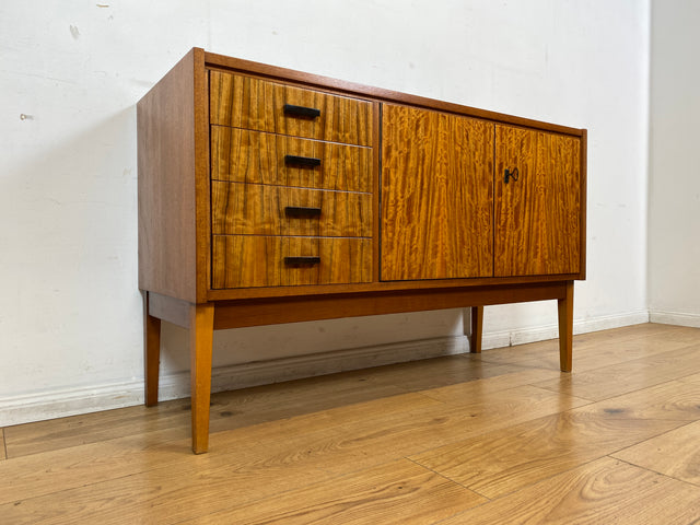 WMK I Stilvolles und sehr gut erhaltenes Mid-Century Sideboard mit Schubladen und Originalgriffen
