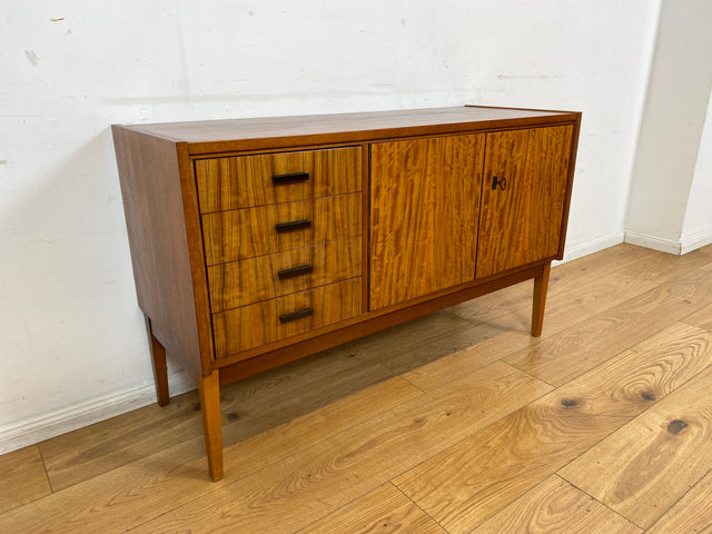 WMK I Stilvolles und sehr gut erhaltenes Mid-Century Sideboard mit Schubladen und Originalgriffen