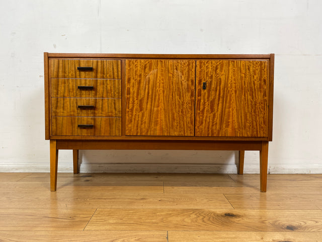 WMK I Stilvolles und sehr gut erhaltenes Mid-Century Sideboard mit Schubladen und Originalgriffen