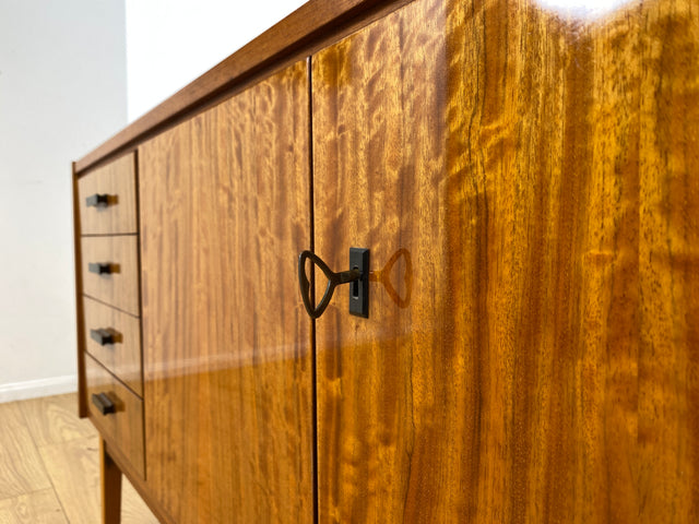 WMK I Stilvolles und sehr gut erhaltenes Mid-Century Sideboard mit Schubladen und Originalgriffen