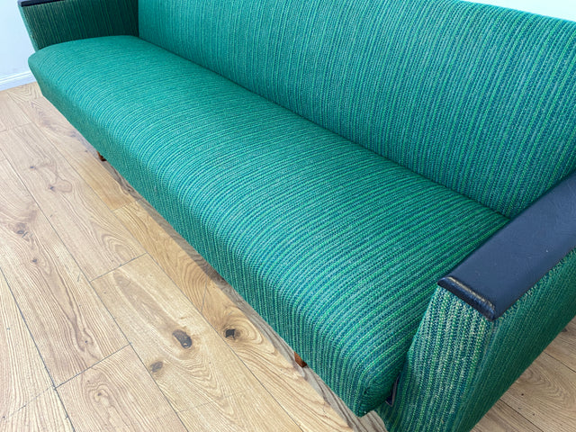 WMK I Retro pur! Kultiges und gemütliches Mid-Century Sofa mit Schlaffunktion in grünem Originalbezug