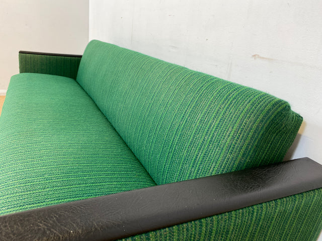WMK I Retro pur! Kultiges und gemütliches Mid-Century Sofa mit Schlaffunktion in grünem Originalbezug