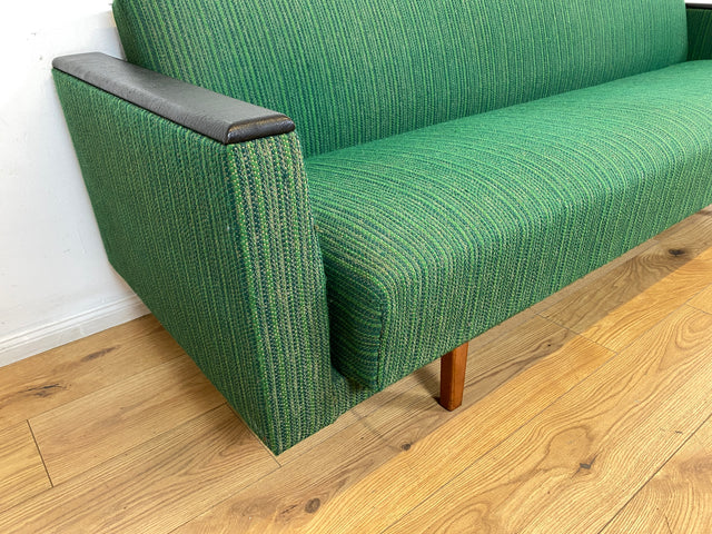 WMK I Retro pur! Kultiges und gemütliches Mid-Century Sofa mit Schlaffunktion in grünem Originalbezug