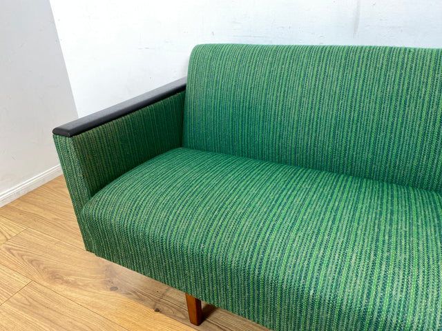 WMK I Retro pur! Kultiges und gemütliches Mid-Century Sofa mit Schlaffunktion in grünem Originalbezug
