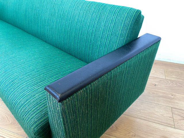 WMK I Retro pur! Kultiges und gemütliches Mid-Century Sofa mit Schlaffunktion in grünem Originalbezug