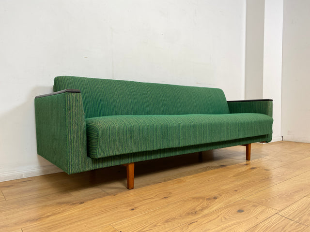 WMK I Retro pur! Kultiges und gemütliches Mid-Century Sofa mit Schlaffunktion in grünem Originalbezug
