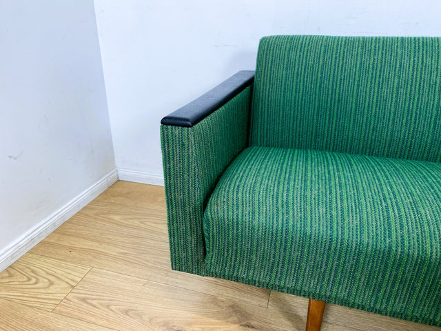 WMK I Retro pur! Kultiges und gemütliches Mid-Century Sofa mit Schlaffunktion in grünem Originalbezug