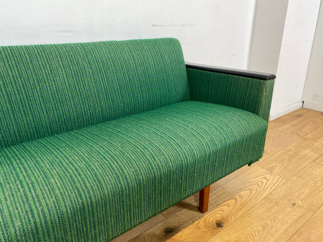 WMK I Retro pur! Kultiges und gemütliches Mid-Century Sofa mit Schlaffunktion in grünem Originalbezug