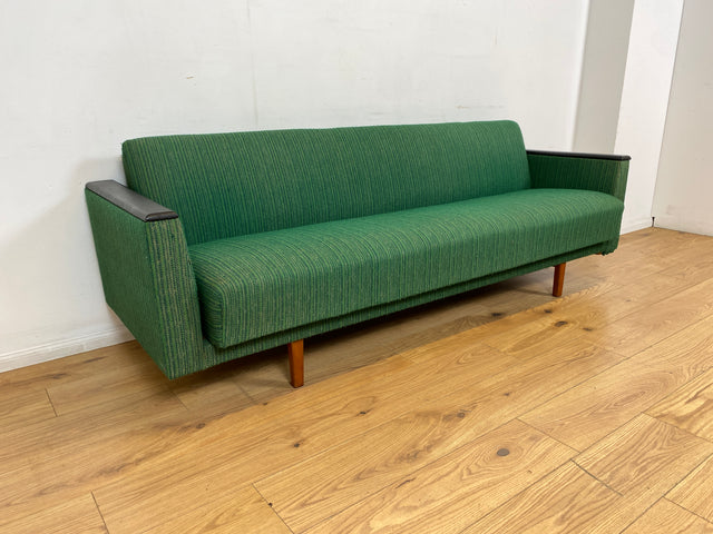 WMK I Retro pur! Kultiges und gemütliches Mid-Century Sofa mit Schlaffunktion in grünem Originalbezug