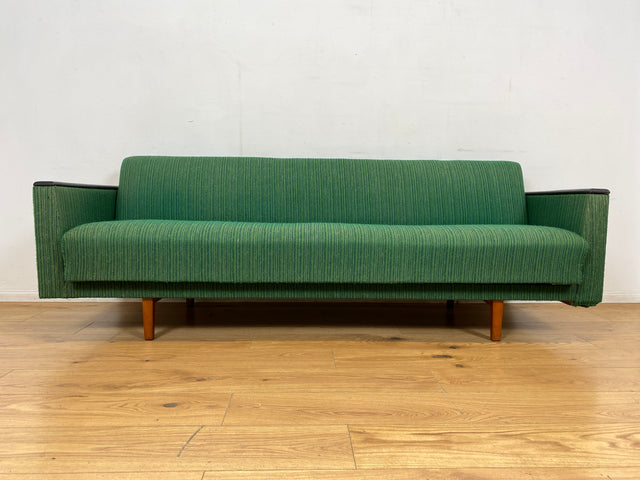 WMK I Retro pur! Kultiges und gemütliches Mid-Century Sofa mit Schlaffunktion in grünem Originalbezug
