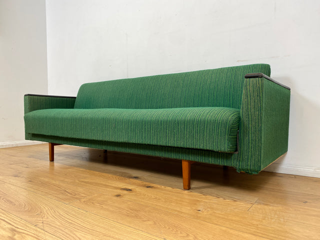 WMK I Retro pur! Kultiges und gemütliches Mid-Century Sofa mit Schlaffunktion in grünem Originalbezug