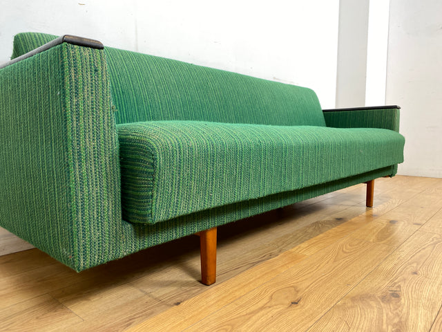 WMK I Retro pur! Kultiges und gemütliches Mid-Century Sofa mit Schlaffunktion in grünem Originalbezug