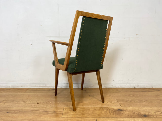 Schöner und gemütlicher Mid-Century Stuhl mit Armlehnen und neuem Stoffbezug in Grün.