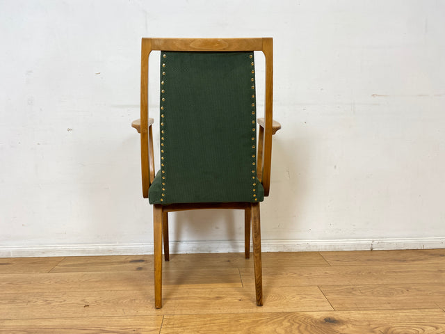Schöner und gemütlicher Mid-Century Stuhl mit Armlehnen und neuem Stoffbezug in Grün.