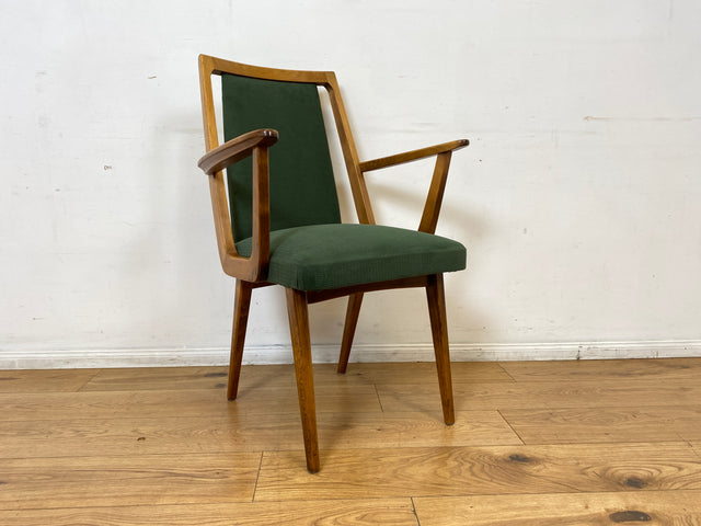 Schöner und gemütlicher Mid-Century Stuhl mit Armlehnen und neuem Stoffbezug in Grün.