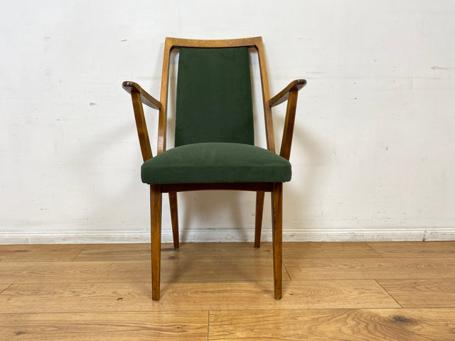Schöner und gemütlicher Mid-Century Stuhl mit Armlehnen und neuem Stoffbezug in Grün.