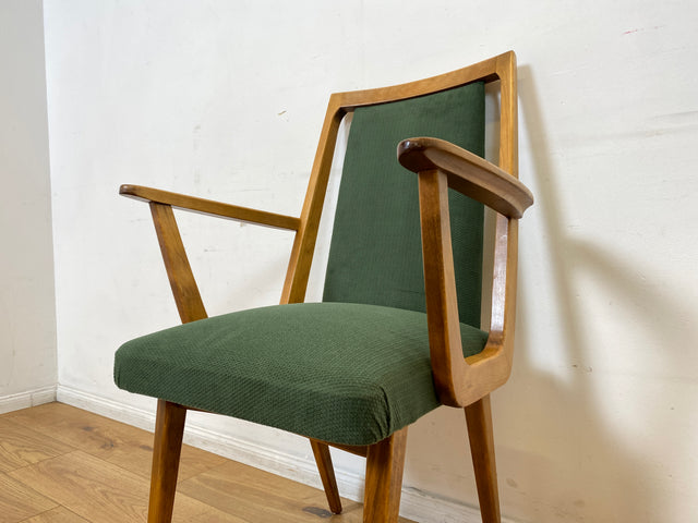 Schöner und gemütlicher Mid-Century Stuhl mit Armlehnen und neuem Stoffbezug in Grün.