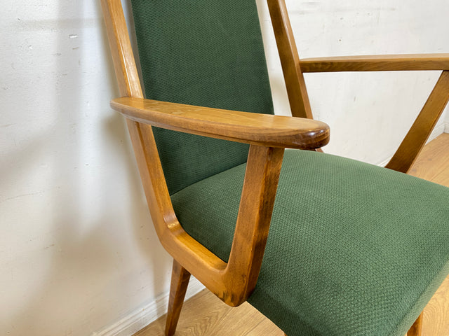 Schöner und gemütlicher Mid-Century Stuhl mit Armlehnen und neuem Stoffbezug in Grün.