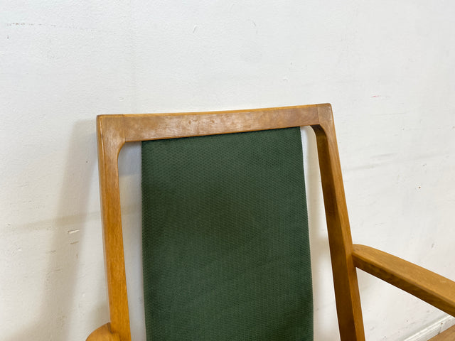 Schöner und gemütlicher Mid-Century Stuhl mit Armlehnen und neuem Stoffbezug in Grün.