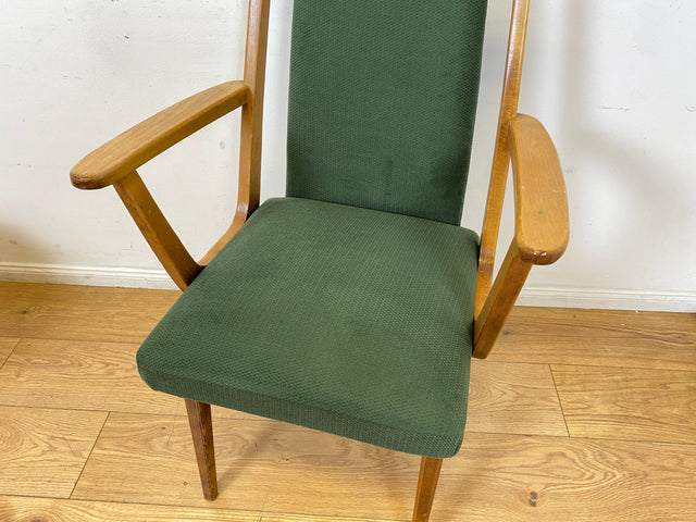 Schöner und gemütlicher Mid-Century Stuhl mit Armlehnen und neuem Stoffbezug in Grün.